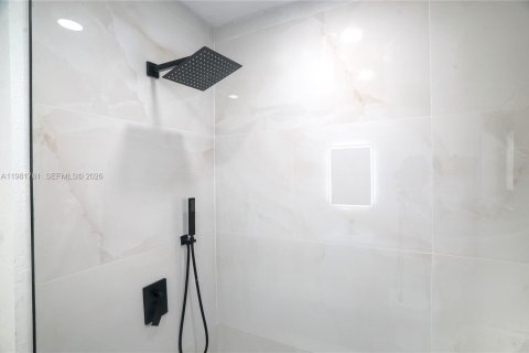 House in North Miami, Florida 4 bedrooms, 159.23 sq.m. № 2043014 - photo 17