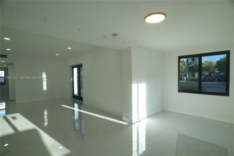 House in North Miami, Florida 4 bedrooms, 159.23 sq.m. № 2043014 - photo 24