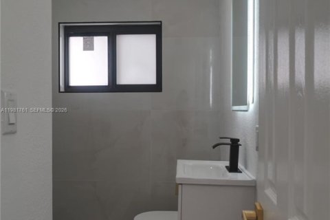 House in North Miami, Florida 4 bedrooms, 159.23 sq.m. № 2043014 - photo 15