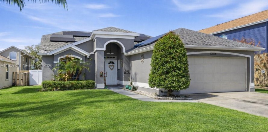 House in Orlando, Florida 3 bedrooms, 128.48 sq.m. № 2080687