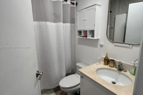 Condo in Miami, Florida, 1 bedroom  № 2153002 - photo 10