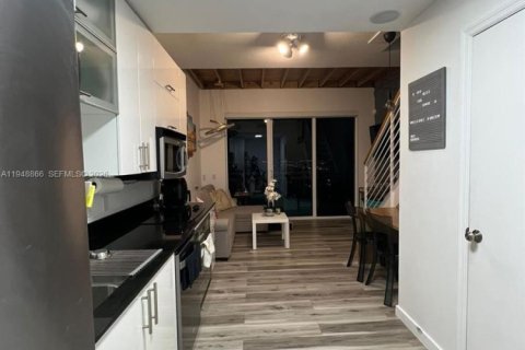 Condo in Miami, Florida, 1 bedroom  № 2153002 - photo 7