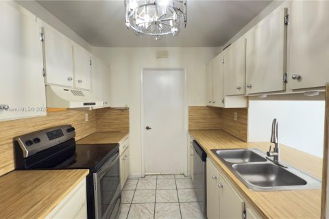 Condo in Miami, Florida, 2 bedrooms  № 1857334 - photo 8