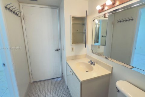 Condo in Miami, Florida, 2 bedrooms  № 1857334 - photo 10