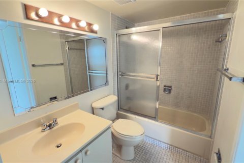 Condo in Miami, Florida, 2 bedrooms  № 1857334 - photo 9