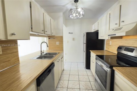 Condo in Miami, Florida, 2 bedrooms  № 1857334 - photo 7