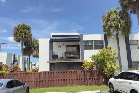 Condo in Miami, Florida, 2 bedrooms  № 1857334 - photo 1