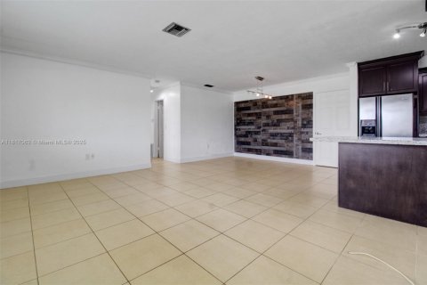 House in Pembroke Pines, Florida 3 bedrooms, 107.21 sq.m. № 1770735 - photo 6