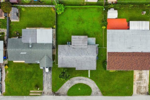 House in Pembroke Pines, Florida 3 bedrooms, 107.21 sq.m. № 1770735 - photo 19