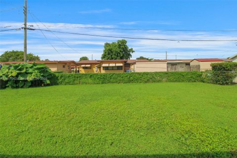 House in Pembroke Pines, Florida 3 bedrooms, 107.21 sq.m. № 1770735 - photo 17