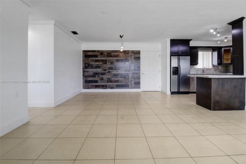 House in Pembroke Pines, Florida 3 bedrooms, 107.21 sq.m. № 1770735 - photo 8