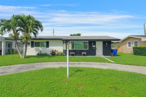 House in Pembroke Pines, Florida 3 bedrooms, 107.21 sq.m. № 1770735 - photo 1