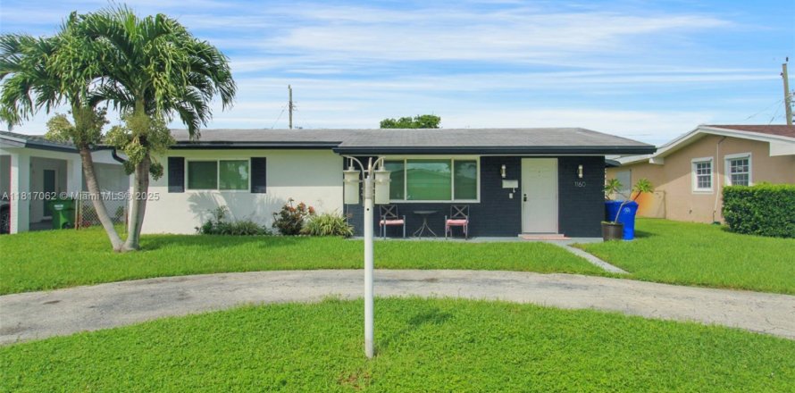 House in Pembroke Pines, Florida 3 bedrooms, 107.21 sq.m. № 1770735