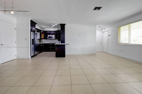 House in Pembroke Pines, Florida 3 bedrooms, 107.21 sq.m. № 1770735 - photo 9