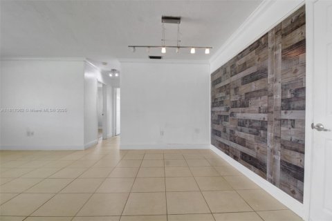 House in Pembroke Pines, Florida 3 bedrooms, 107.21 sq.m. № 1770735 - photo 5