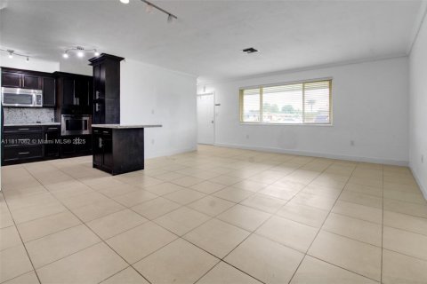 House in Pembroke Pines, Florida 3 bedrooms, 107.21 sq.m. № 1770735 - photo 7