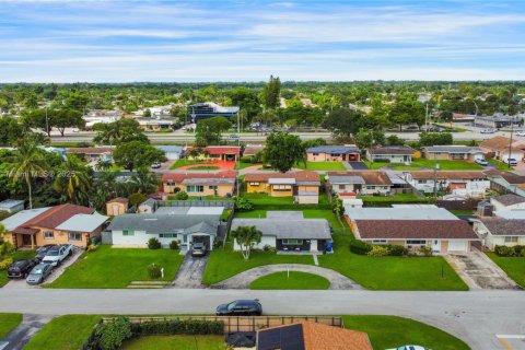 House in Pembroke Pines, Florida 3 bedrooms, 107.21 sq.m. № 1770735 - photo 24