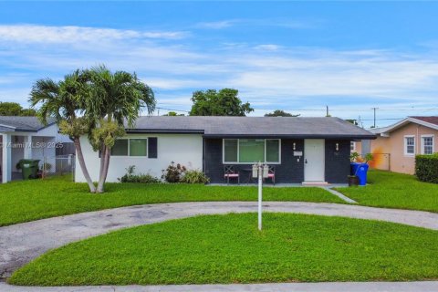 House in Pembroke Pines, Florida 3 bedrooms, 107.21 sq.m. № 1770735 - photo 2