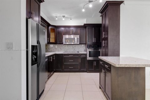 House in Pembroke Pines, Florida 3 bedrooms, 107.21 sq.m. № 1770735 - photo 3