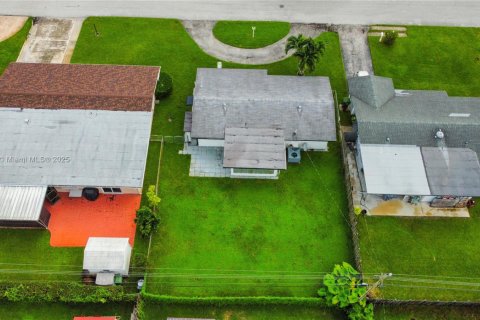 House in Pembroke Pines, Florida 3 bedrooms, 107.21 sq.m. № 1770735 - photo 22