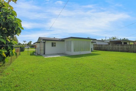House in Pembroke Pines, Florida 3 bedrooms, 107.21 sq.m. № 1770735 - photo 18