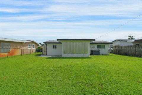 House in Pembroke Pines, Florida 3 bedrooms, 107.21 sq.m. № 1770735 - photo 16