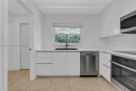 House in Hallandale Beach, Florida 3 bedrooms, 187.01 sq.m. № 2261328 - photo 12
