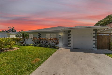 House in Hallandale Beach, Florida 3 bedrooms, 187.01 sq.m. № 2261328