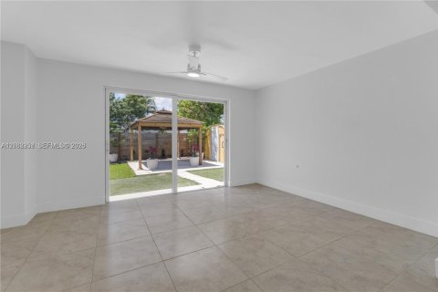 House in Hallandale Beach, Florida 3 bedrooms, 187.01 sq.m. № 2261328 - photo 9