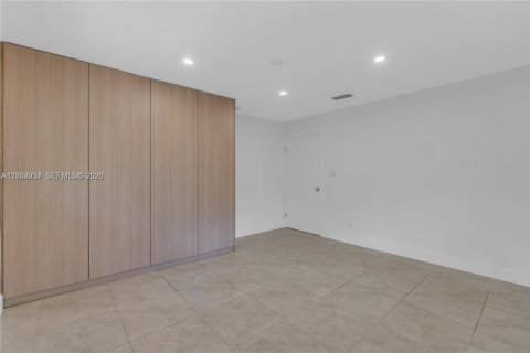 House in Hallandale Beach, Florida 3 bedrooms, 187.01 sq.m. № 2261328 - photo 15