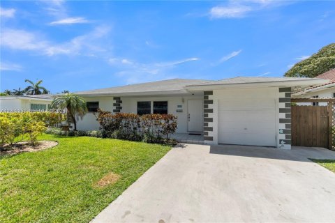 House in Hallandale Beach, Florida 3 bedrooms, 187.01 sq.m. № 2261328 - photo 3