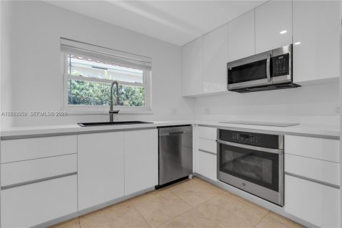 House in Hallandale Beach, Florida 3 bedrooms, 187.01 sq.m. № 2261328 - photo 11
