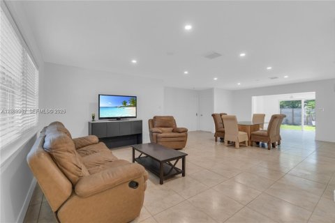 House in Hallandale Beach, Florida 3 bedrooms, 187.01 sq.m. № 2261328 - photo 5