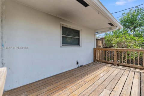 House in Hallandale Beach, Florida 3 bedrooms, 187.01 sq.m. № 2261328 - photo 29