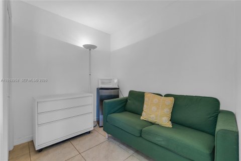 House in Hallandale Beach, Florida 3 bedrooms, 187.01 sq.m. № 2261328 - photo 21