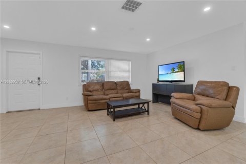 House in Hallandale Beach, Florida 3 bedrooms, 187.01 sq.m. № 2261328 - photo 6