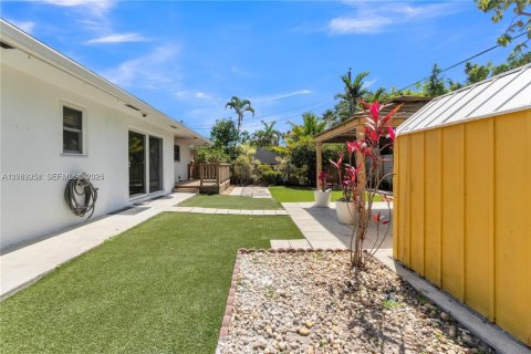 House in Hallandale Beach, Florida 3 bedrooms, 187.01 sq.m. № 2261328 - photo 24