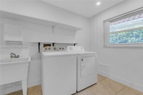 House in Hallandale Beach, Florida 3 bedrooms, 187.01 sq.m. № 2261328 - photo 22