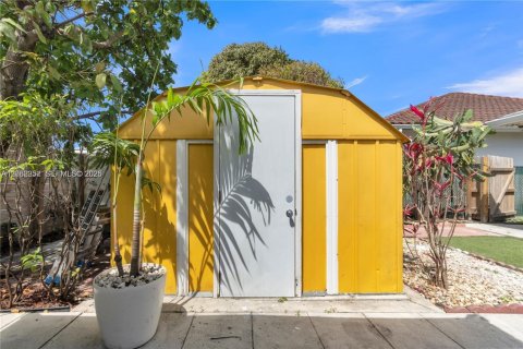 House in Hallandale Beach, Florida 3 bedrooms, 187.01 sq.m. № 2261328 - photo 23
