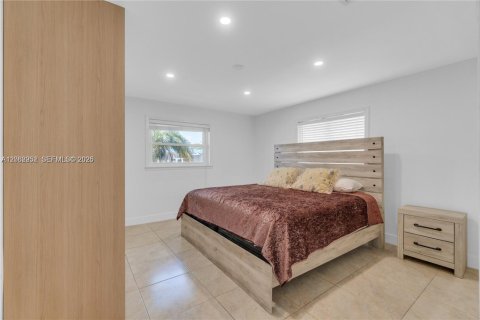 House in Hallandale Beach, Florida 3 bedrooms, 187.01 sq.m. № 2261328 - photo 13