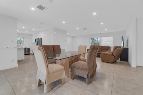 House in Hallandale Beach, Florida 3 bedrooms, 187.01 sq.m. № 2261328 - photo 8