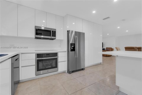 House in Hallandale Beach, Florida 3 bedrooms, 187.01 sq.m. № 2261328 - photo 10