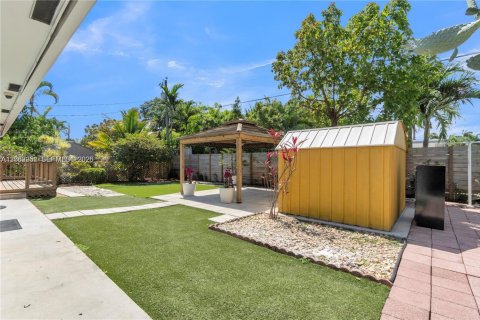 House in Hallandale Beach, Florida 3 bedrooms, 187.01 sq.m. № 2261328 - photo 25