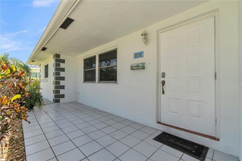 House in Hallandale Beach, Florida 3 bedrooms, 187.01 sq.m. № 2261328 - photo 4