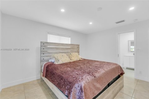 House in Hallandale Beach, Florida 3 bedrooms, 187.01 sq.m. № 2261328 - photo 14