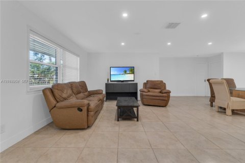 House in Hallandale Beach, Florida 3 bedrooms, 187.01 sq.m. № 2261328 - photo 7