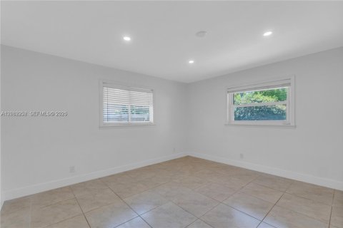House in Hallandale Beach, Florida 3 bedrooms, 187.01 sq.m. № 2261328 - photo 16