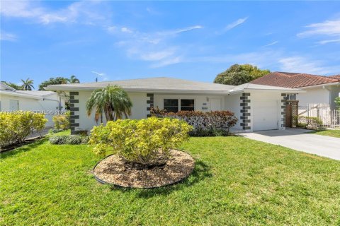 House in Hallandale Beach, Florida 3 bedrooms, 187.01 sq.m. № 2261328 - photo 2
