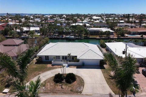 House in Holmes Beach, Florida 3 bedrooms, 205.41 sq.m. № 1574980 - photo 2