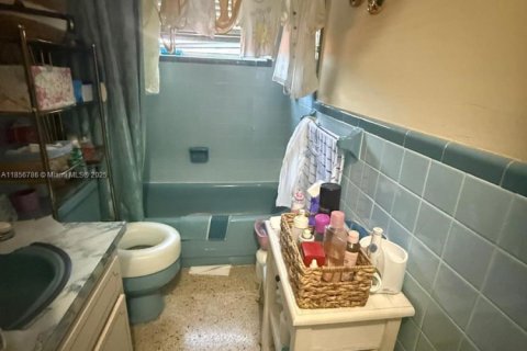 Commercial property in Miami, Florida № 1960660 - photo 7